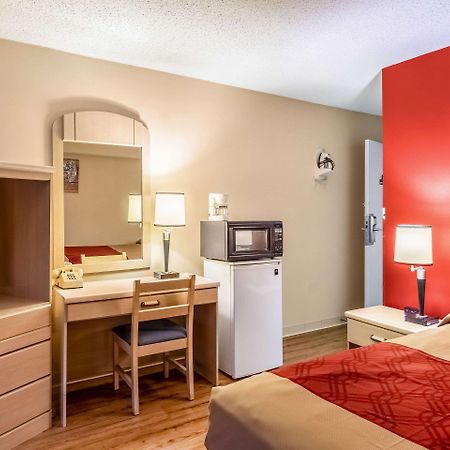 Econo Lodge East Staunton Bagian luar foto