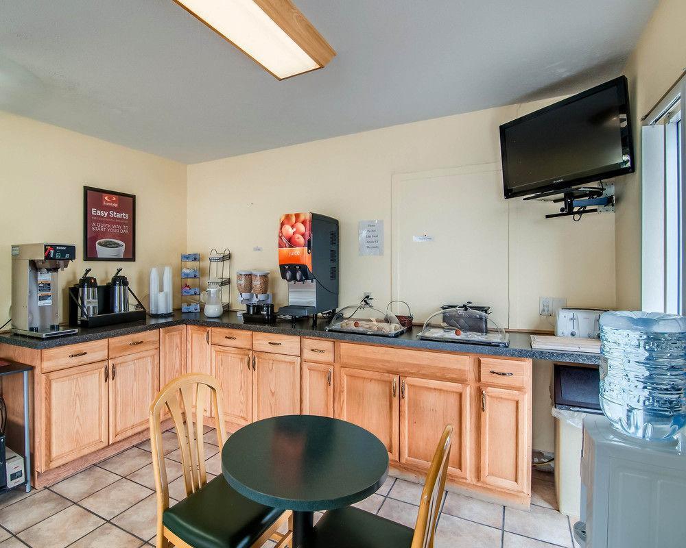 Econo Lodge East Staunton Bagian luar foto