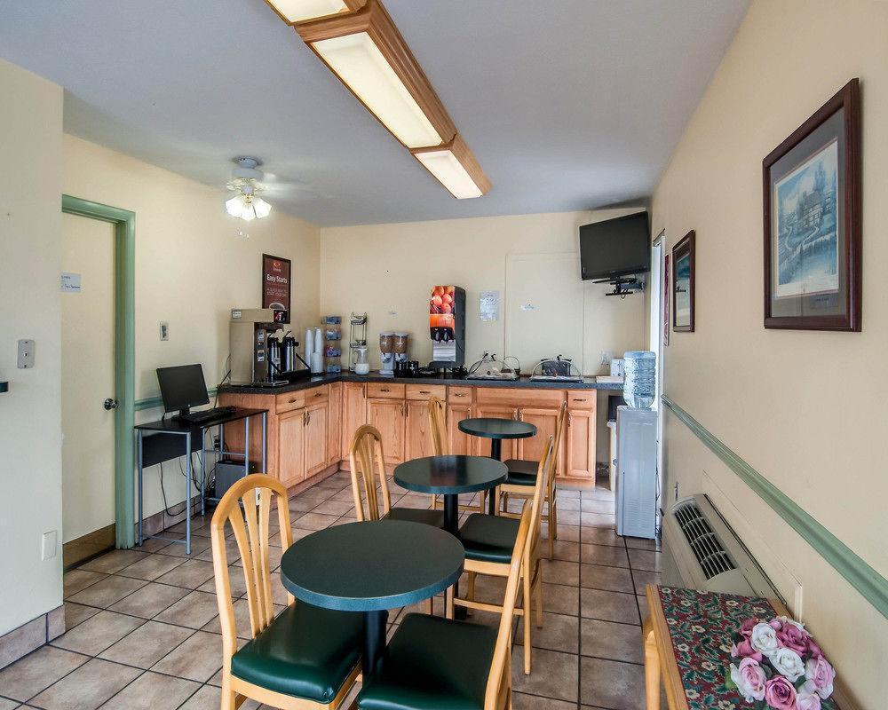 Econo Lodge East Staunton Bagian luar foto
