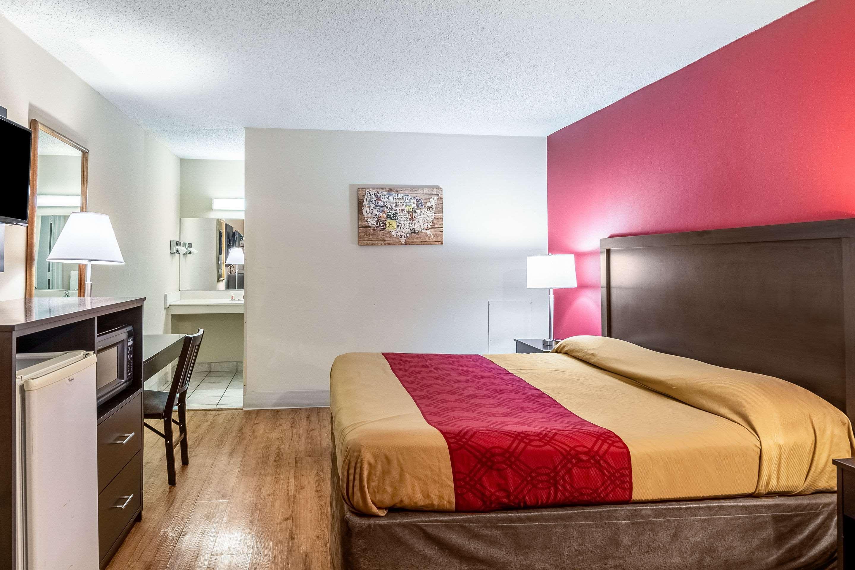 Econo Lodge East Staunton Bagian luar foto