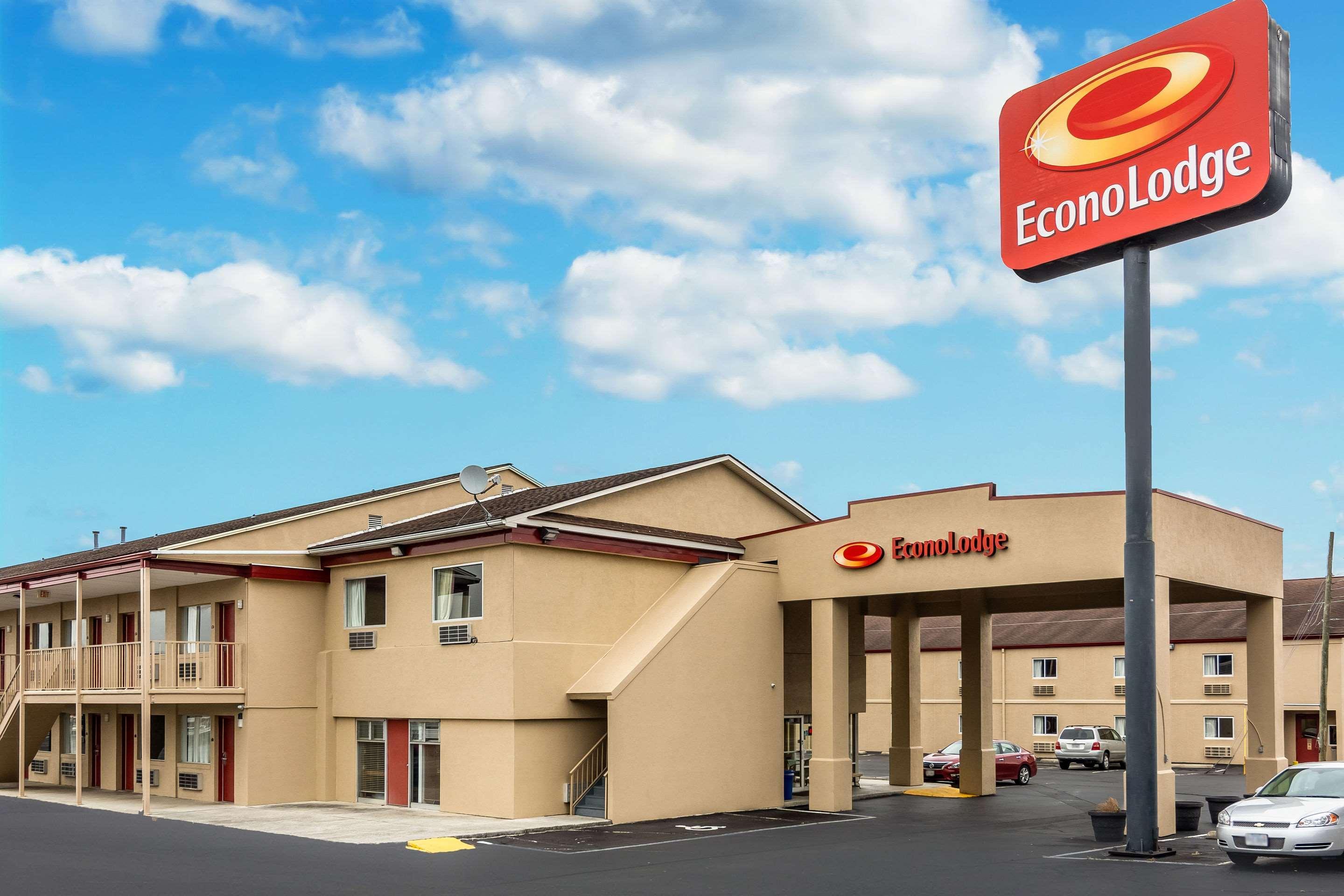 Econo Lodge East Staunton Bagian luar foto