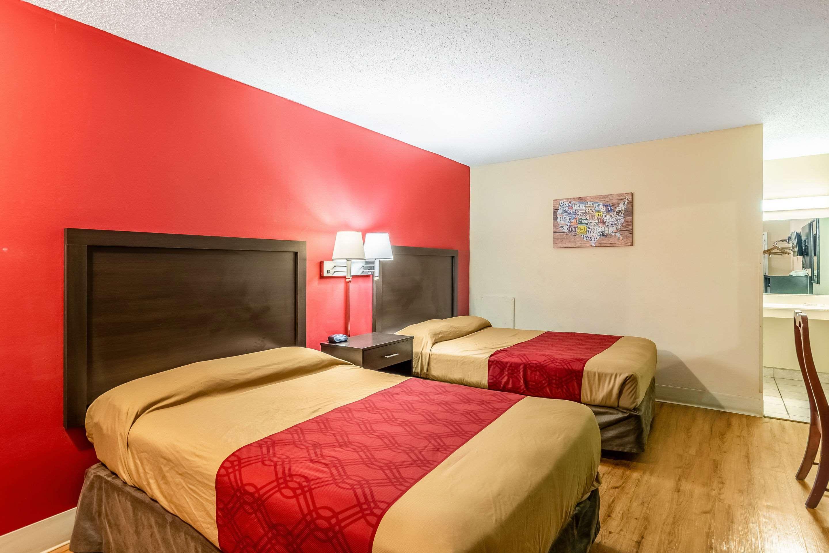 Econo Lodge East Staunton Bagian luar foto