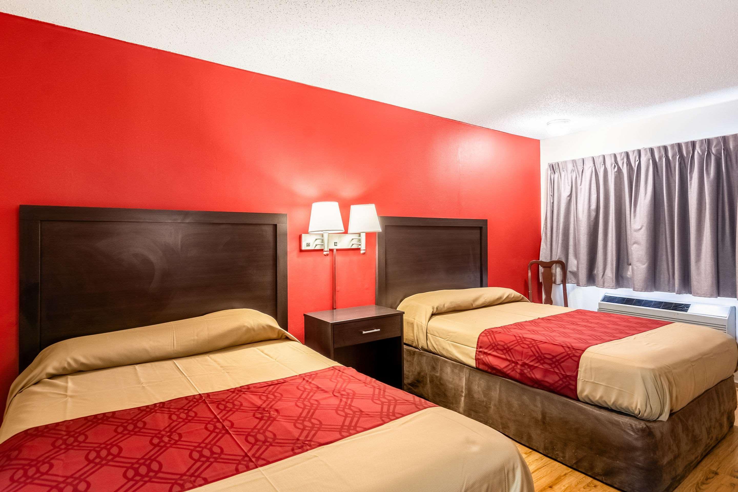 Econo Lodge East Staunton Bagian luar foto