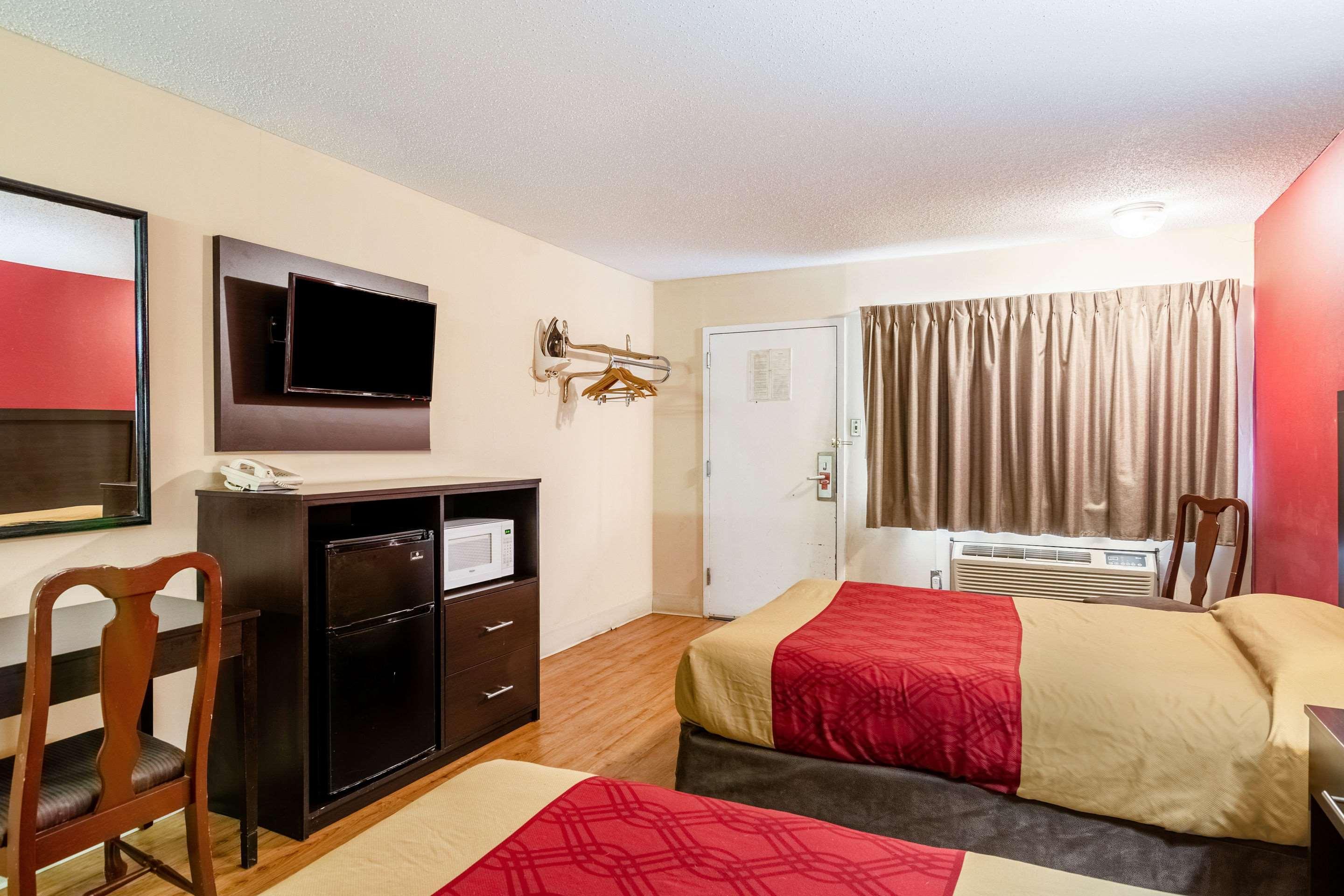 Econo Lodge East Staunton Bagian luar foto