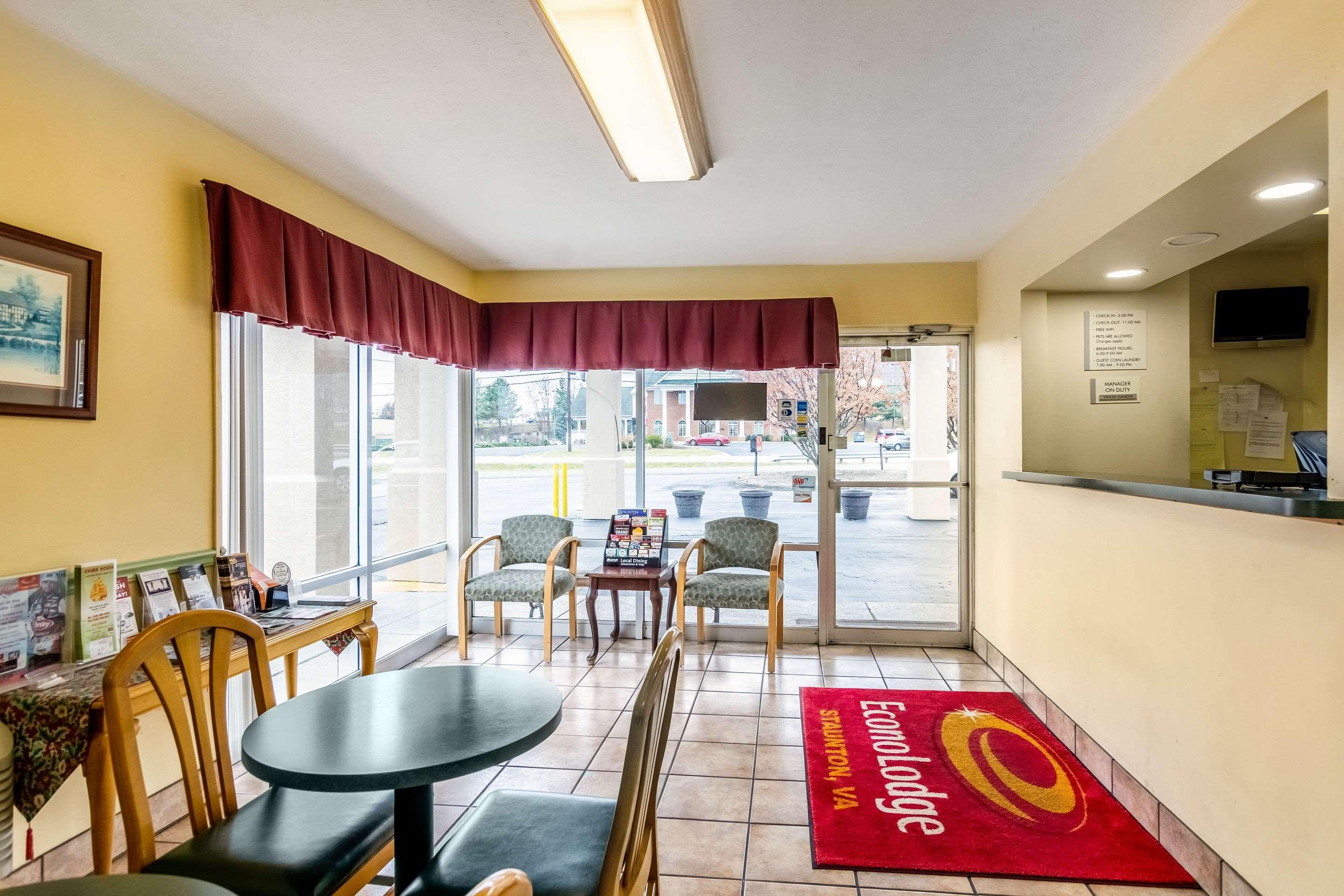 Econo Lodge East Staunton Bagian luar foto