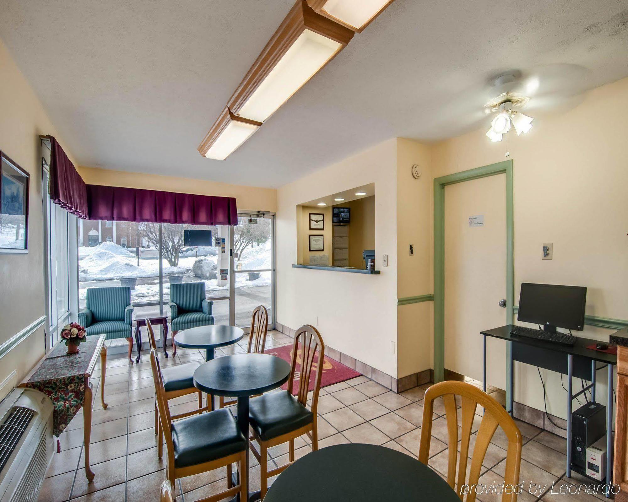 Econo Lodge East Staunton Bagian luar foto