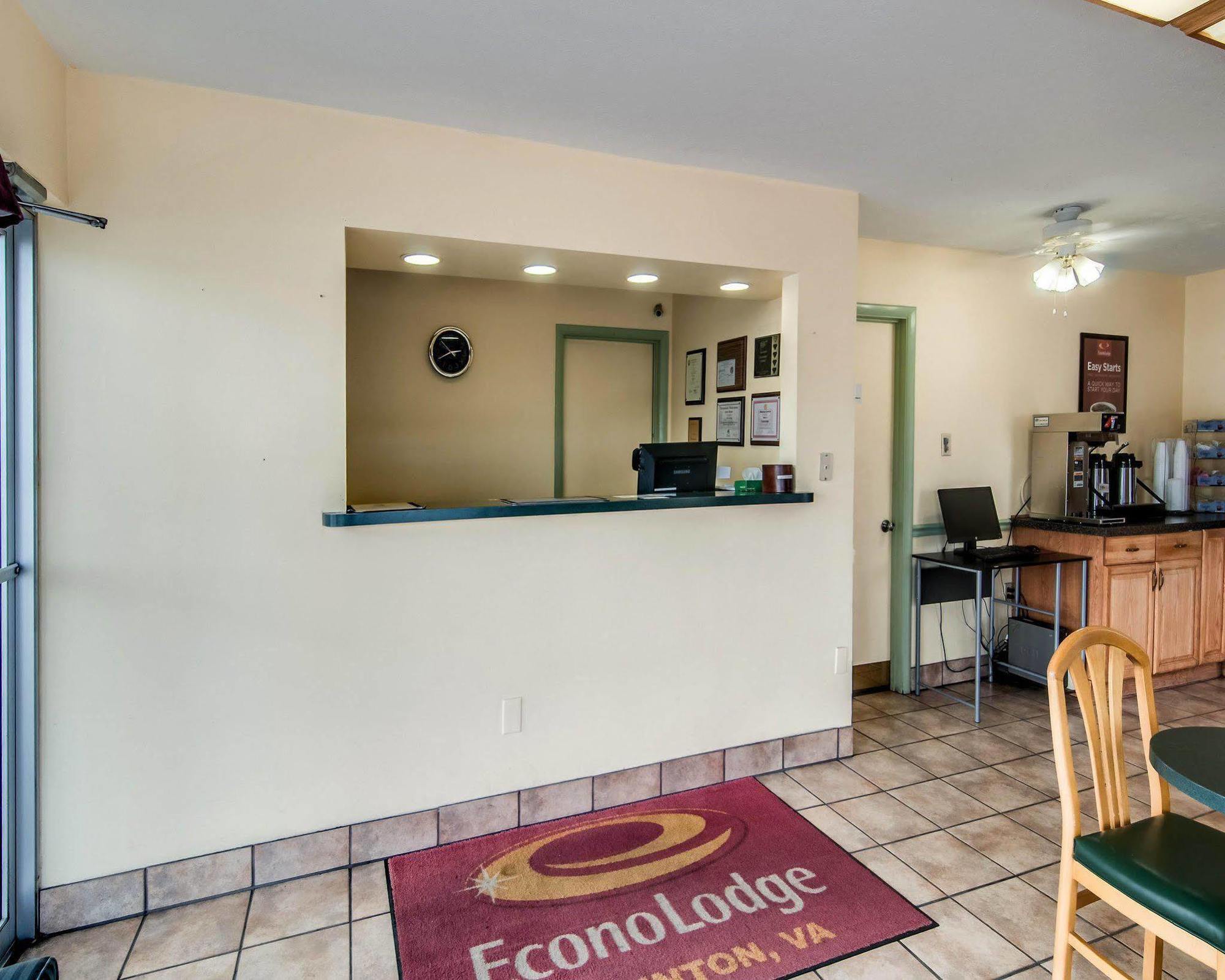 Econo Lodge East Staunton Bagian luar foto