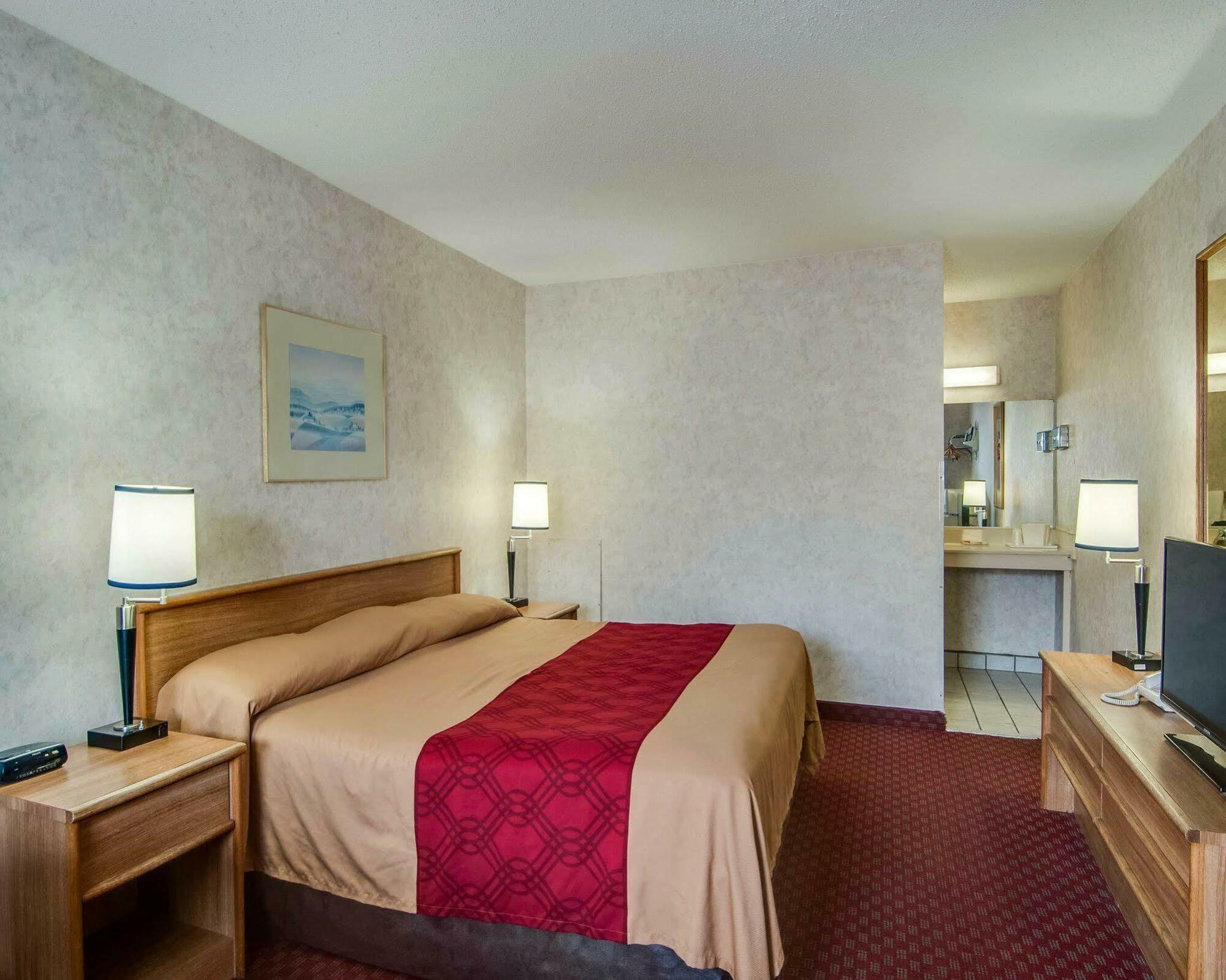 Econo Lodge East Staunton Bagian luar foto